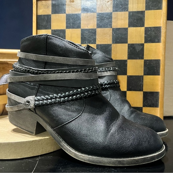 Authentic American Heritage Black and Gray Ankle Boots - Picture 4 of 7